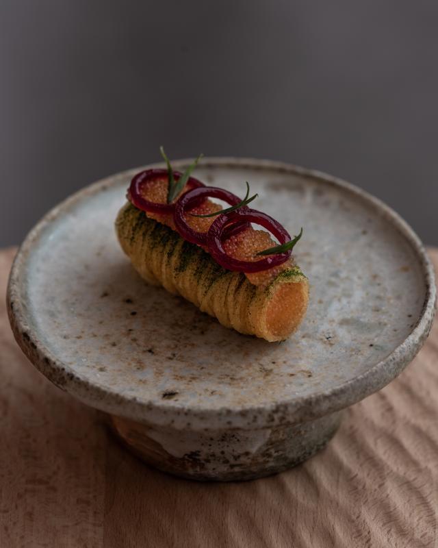 瑞典口味的欧白鲑(vendace)鱼子酱,腌制的红洋葱增添甜美滋味。