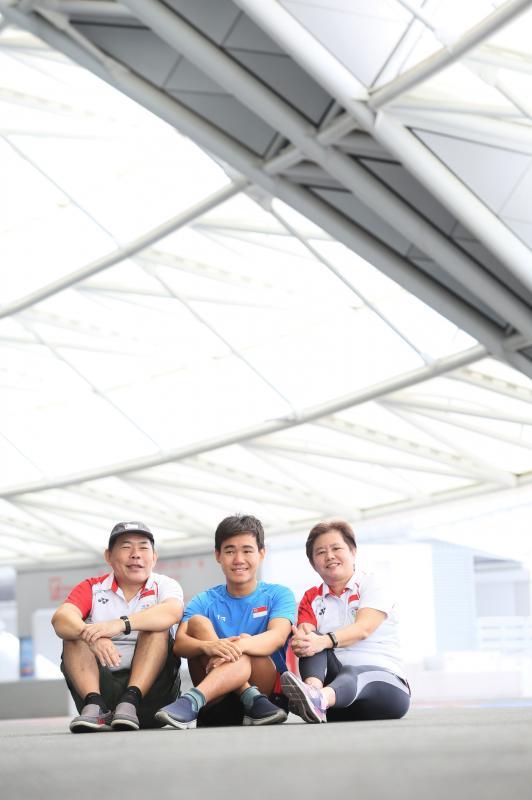 16岁的黄智伟先天视障,他右眼失明,左眼仅剩有限的视力。去年他在亚洲青残运荣获三金二银,是我国泳坛新彗星,品学与运动兼优,他的战斗力与杰出表现,来自父母对他的信心,以及自己坚韧不拔的处事精神。