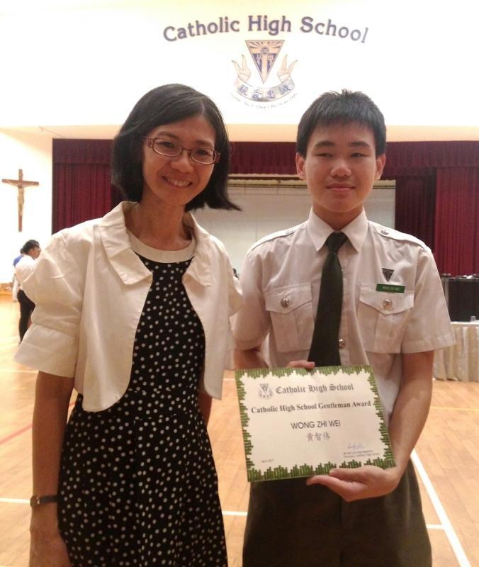 黄智伟(右)获得公教中学颁发的“绅士”奖并与校长合照。(受访者提供)