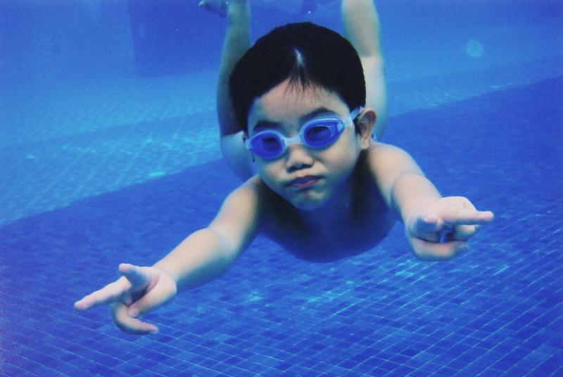 黄智伟13岁开始游泳,15岁正式参加比赛。(受访者提供)