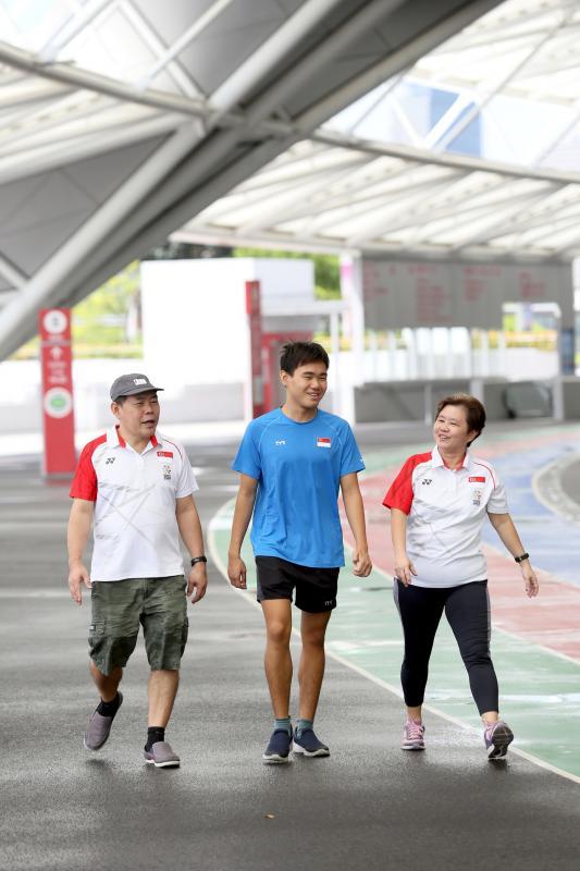 三人行必有我师;父母是黄智伟最好的生命领航者,亦师亦友,可以为他挡风遮雨,也勇敢让他面对挑战,塑造坚韧个性。