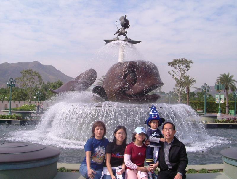 黄纪忠(右一)和朱莉莉(左一)夫妇,从小就把黄智伟(右二)跟两个女儿一样,当成健康孩子一样养育。(受访者提供)