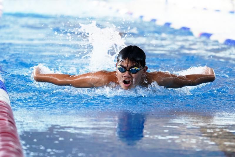 视障无碍于黄智伟追求专业游泳的梦想。(受访者提供)