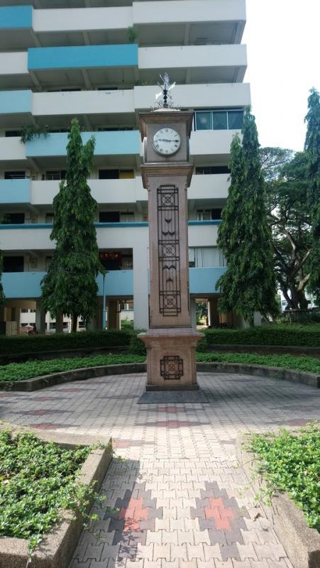 第53座“Y”型组屋附近的经典时钟。