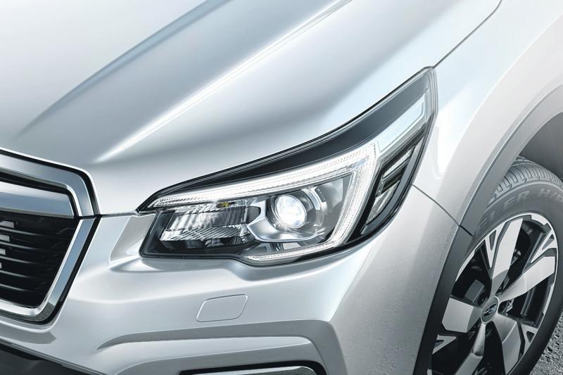 夜间转弯时，主动转向式头灯（SRH）照明方向会根据方向盘转向而左右移动，确保可视性。