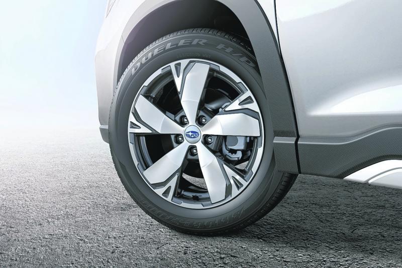 时髦的18英寸铝合金轮圈突显整体的阳刚动感形象。