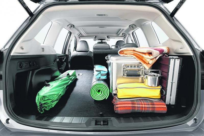 如果把后座椅子折下，行李厢空间会增加至1775公升，比上一代多出251公升。