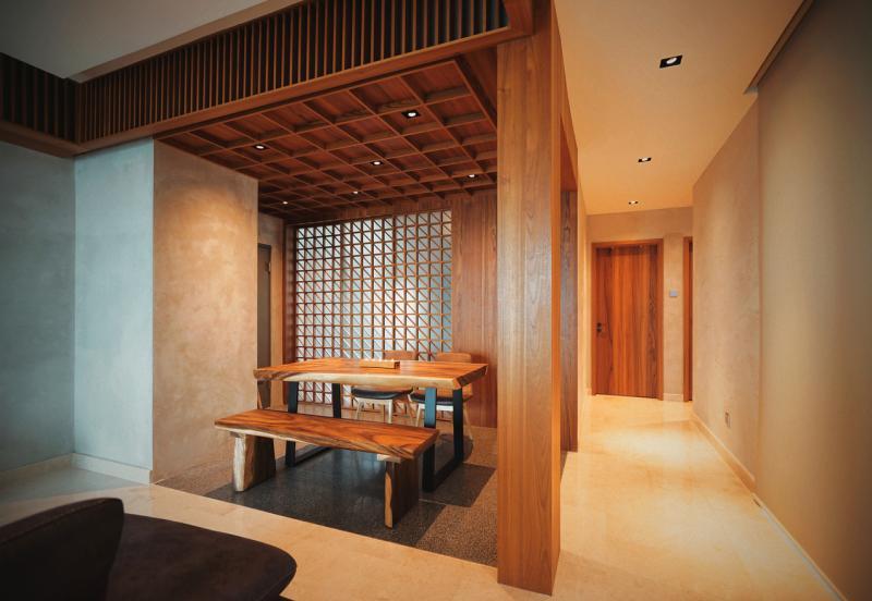 原本是厨房的饭厅,地面重新铺饰了与其他部分地面不同的地砖,旁边的长廊通往卧房,以木柱分隔,营造了日式度假村的氛围。