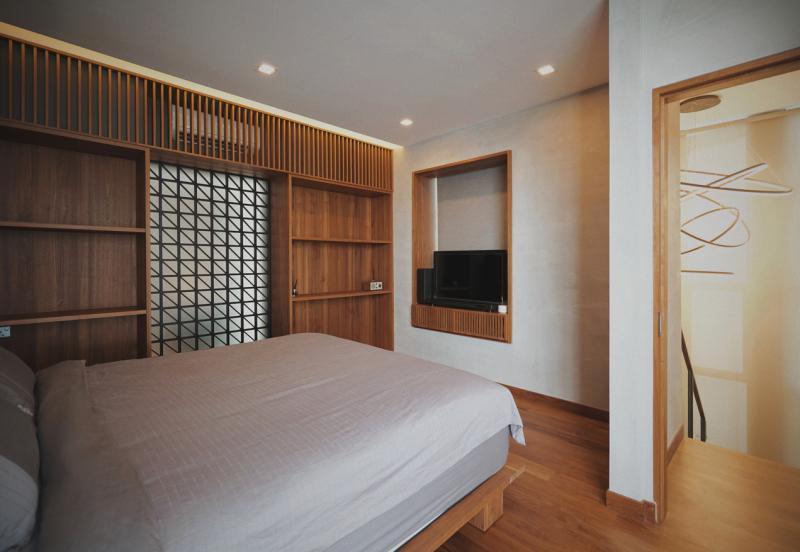 主人房虽然在楼上,但设计师将楼下客厅的一些设计元素如木料和木条纹等搬了上来。