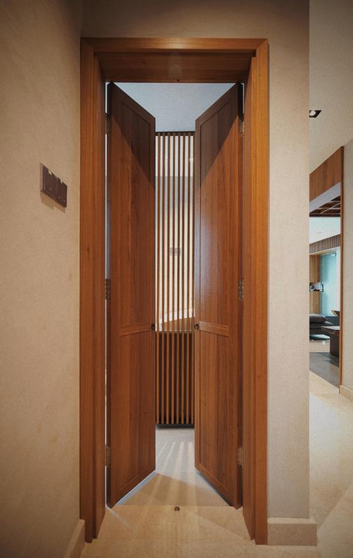 基于屋主的风水要求,洗手间内的水盆方向作了调整,而与全屋相符的设计是洗手间门打开后,可看到条纹状的木质间隔。