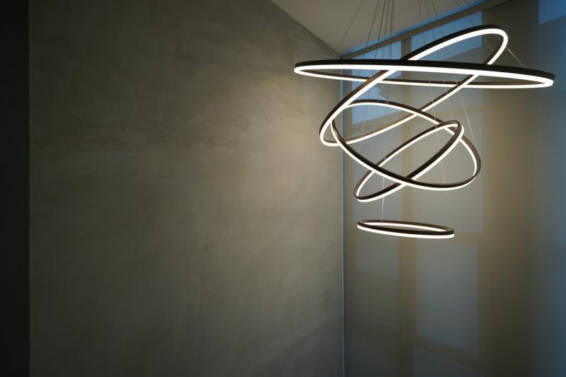 新派时尚的吊灯是连结楼上楼下梯口的主要装饰,也有实际照明作用。