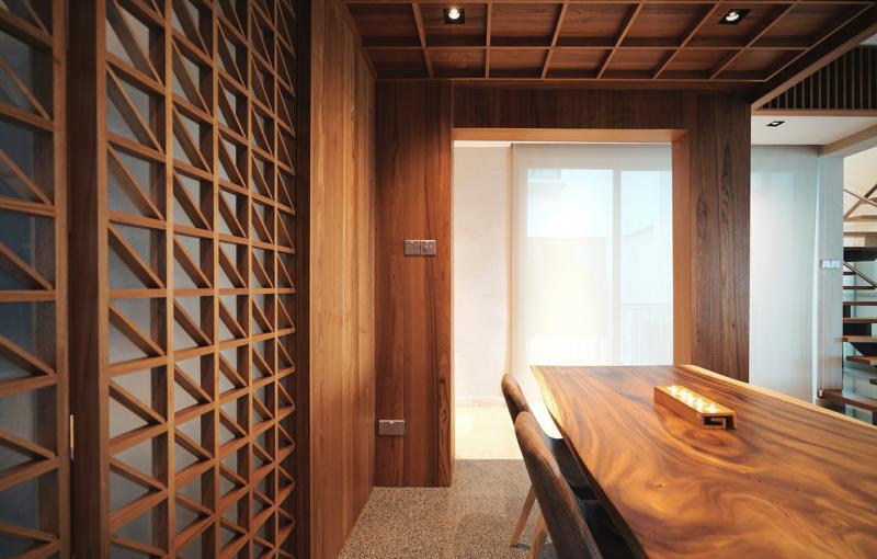 饭厅的木质网格天花板半透明玻璃门上的图案设计一致,一气呵成。