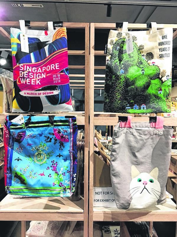 东京青山名店遍布,林方伟看到小猫咪布袋在一家小店橱窗里呼唤他,花10新元买个“小确幸”。