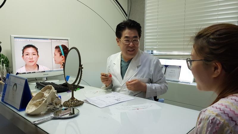 佳轮韩整形外科医院金男昊医生建议梁美婷保留短下巴。