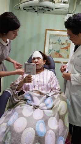 梁美婷看着手术后的自己。