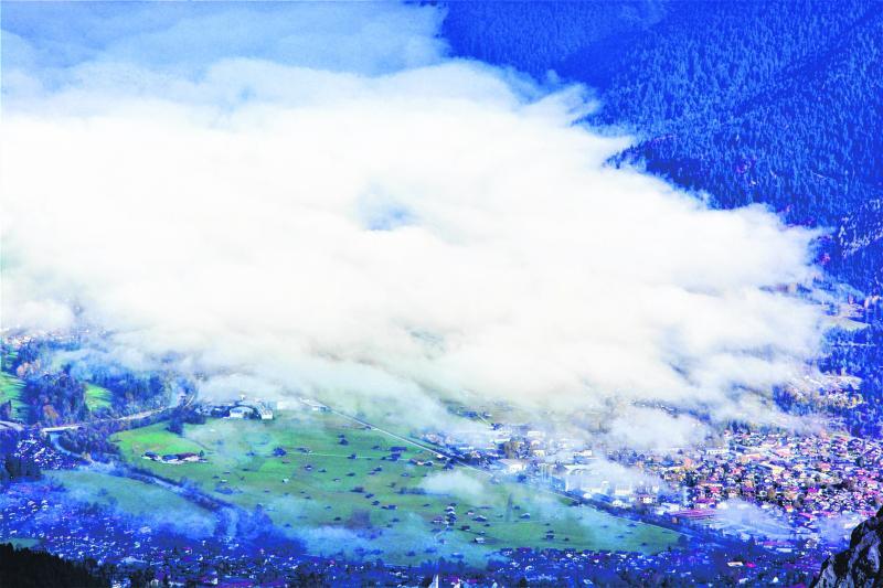 云海下的小镇和田野。