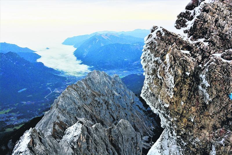 立于山巅的大块山石。