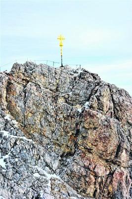 ​ 楚格峰标志——金色十字架。 ​