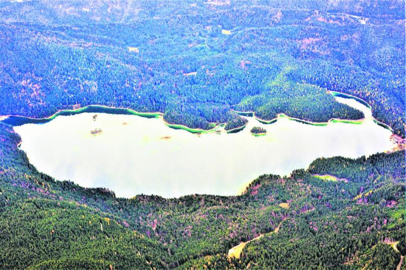 海拔千米的冰湖。