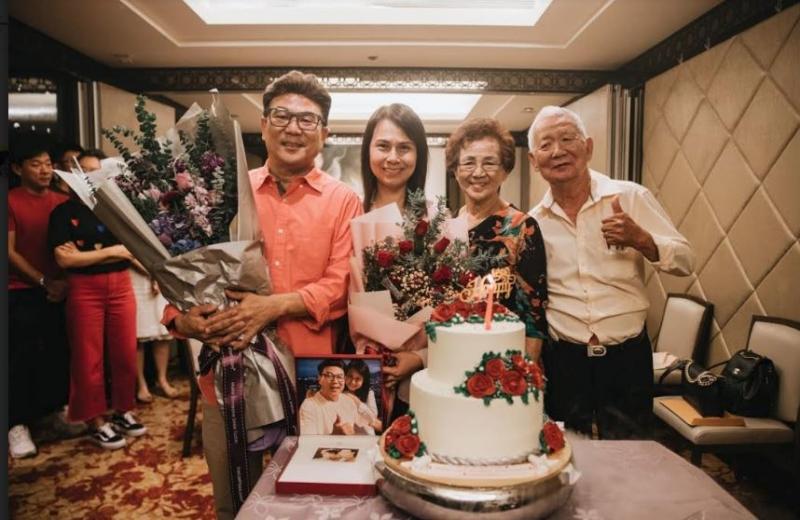 梁家二老为梁志强与太太一起庆祝他们结婚28周年。（受访者提供）