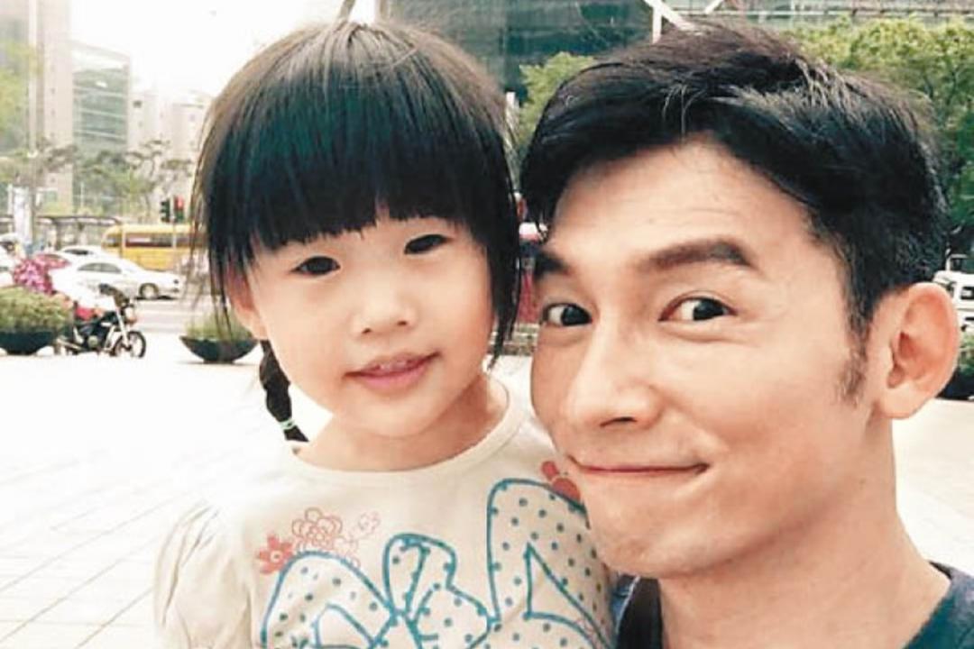 温升豪跟女儿的关系亲密，连买什么服饰都由爱女做主。（互联网）