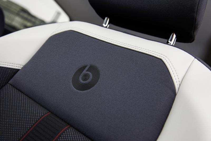 Polo Beats在座椅、车门面板等处有Beats标志。