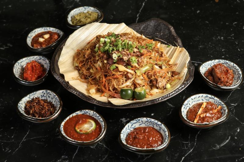 自助餐上可吃到美味的焖蹄膀米粉,并有8种参峇酱料搭配各式菜肴。