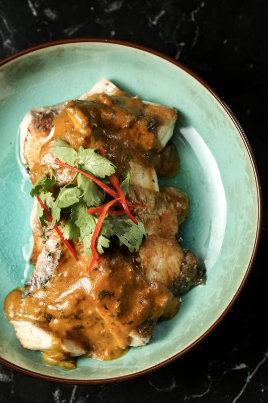 炭烤澳洲肺鱼蘸甘榜酱汁。