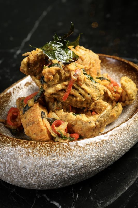 炒龙虾配咸蛋黄酱。