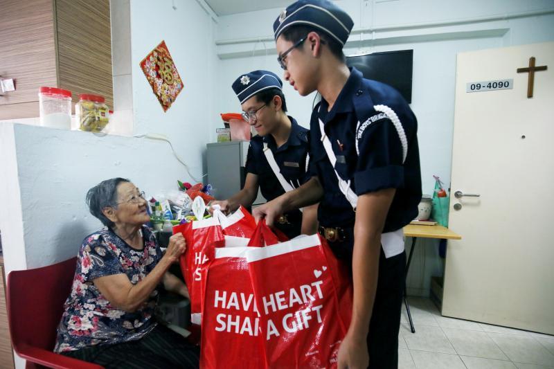 少年旅爱心礼物计划为倪阿珠送上礼包。(龙国雄摄)