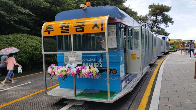 游客可乘坐观光车到太宗台的几个主要景点。