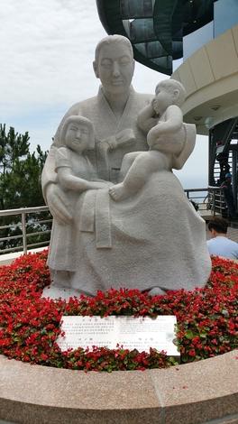  瞭望台处的母子像。