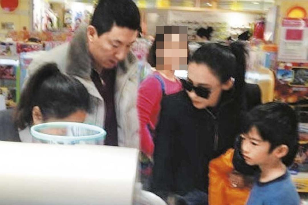 张柏芝和中国隐形富豪孙东海曾被拍到一起带着Quintus逛玩具店。(互联网)