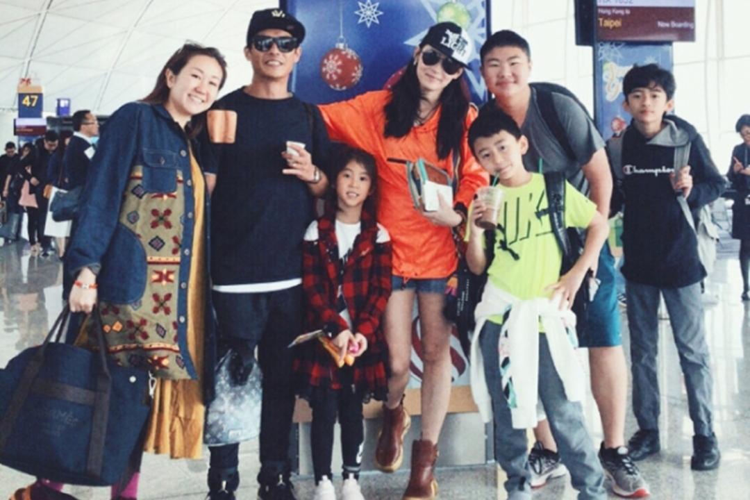 张柏芝和两个儿子、弟弟张豪龙今早现身机场。(互联网)