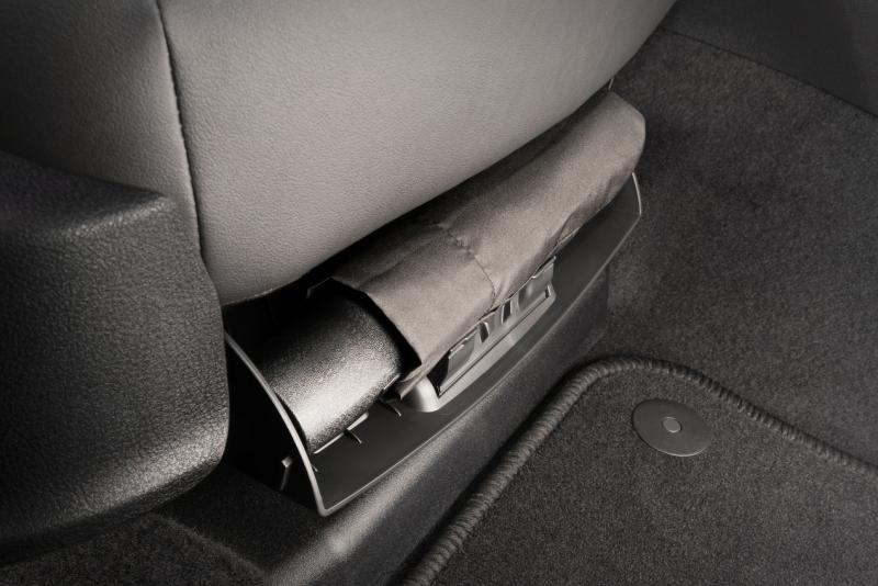 新一代Octavia将折叠伞收纳进前乘客座椅下方。