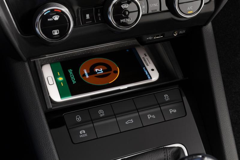 车室备有智能手机无线充电器。