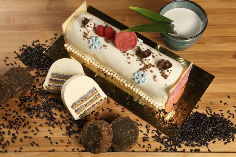 乌节大酒店的乌节咖啡座有黑糯米树桐蛋糕,灵感源自黑糯米粥。(叶振忠摄影)