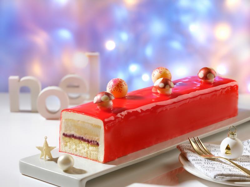 新加坡万豪董厦酒店的覆盆子椰糖树桐蛋糕。(酒店提供)