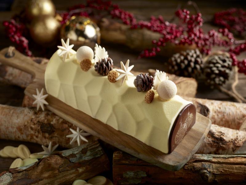 新加坡瑞士茂昌阁酒店的白巧克力班兰红豆树桐蛋糕(Ivory Valrhona Yule Log with Pandan Roulade)。(酒店提供)
