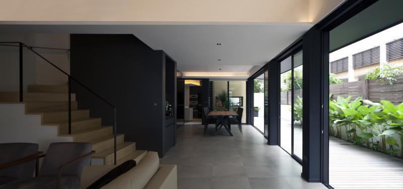 一楼厨房移进新楼塔,让饭厅和现有客厅变得更宽敞舒适。