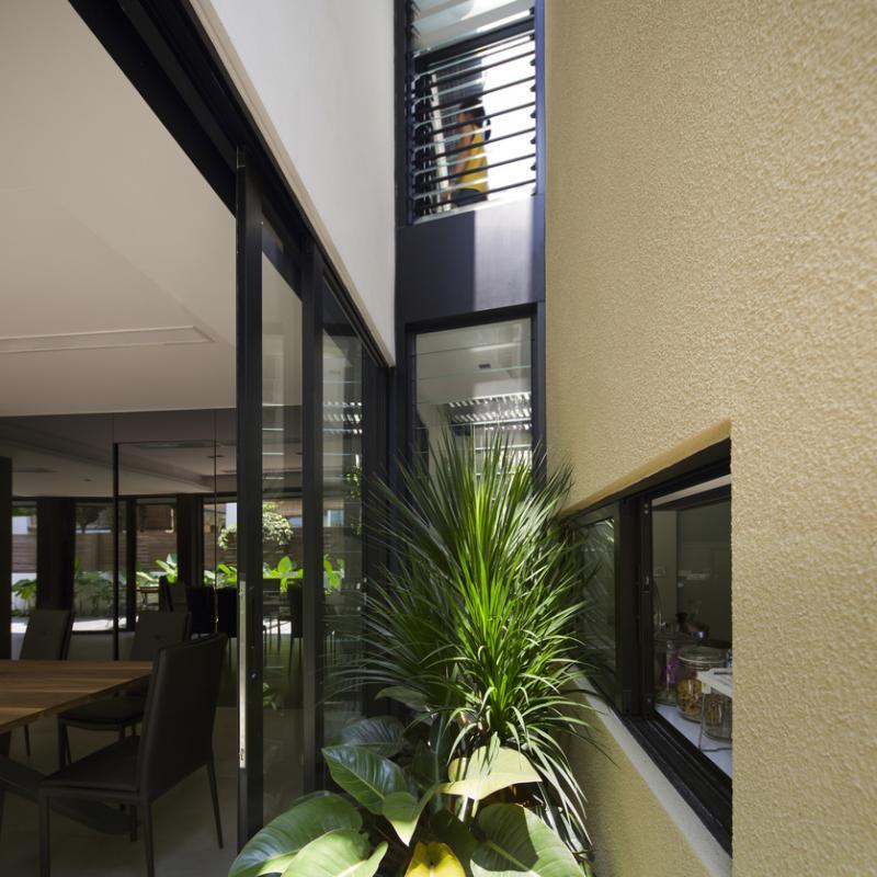 楼塔与原屋之间的缝隙变成连接两个空间的小庭院。