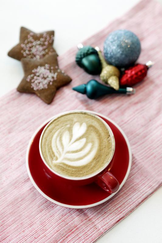 新奇的圣诞节饮料——活性炭榛果拿铁。