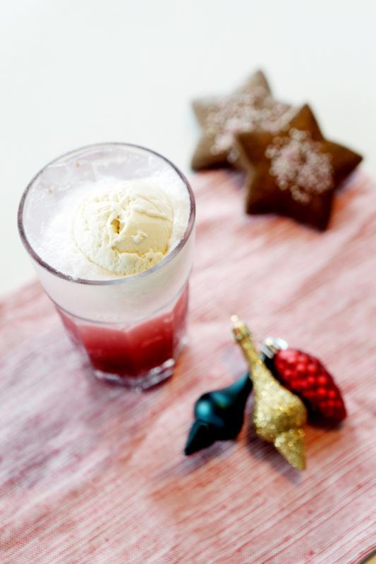 富有佳节色彩的莓子汽水搭雪糕。