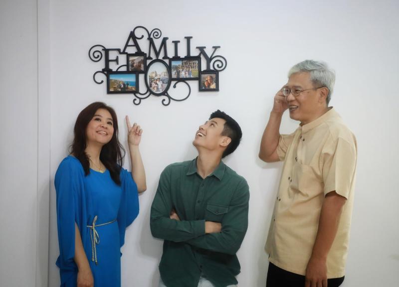 常在节目上制造欢乐的陈俊铭，18岁患上抑郁症，如今还在与情绪的浪潮作战。成长时，父母给予他许多自由，妈妈更是他进入演艺圈的推手。父母对他的期望很实际，不在功名利禄，而是回馈社会。但他眼前只想走出抑郁，还父母心安。