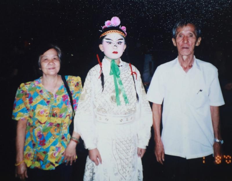 陈俊铭念中学时粉墨登场，和外公、外婆合照。（受访者提供）