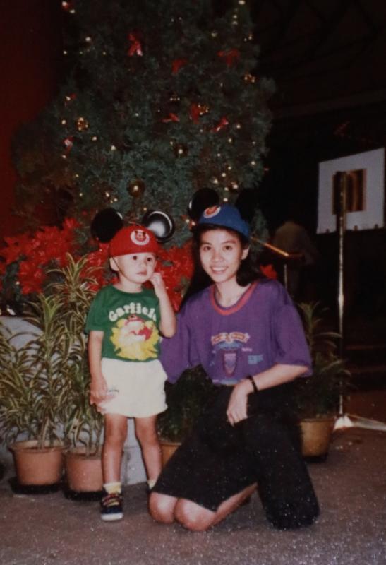 陈俊铭小时候和母亲靠着圣诞树合照。（受访者提供）