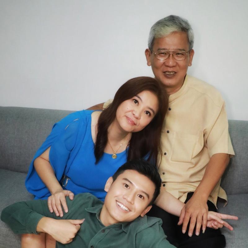 爸爸陈清仁发现陈俊铭接下方言节目后，福建话进步了。妈妈胡美丽很高兴看到儿子的成长。