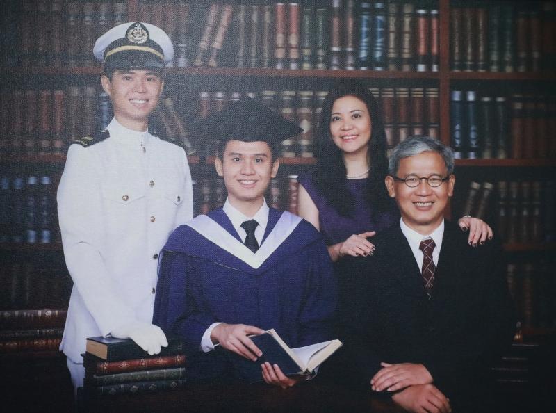 陈俊铭（左二）和父母及哥哥俊杰。（受访者提供）