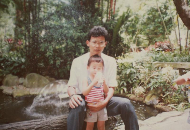 小小陈俊铭和年轻的爸爸。（受访者提供）