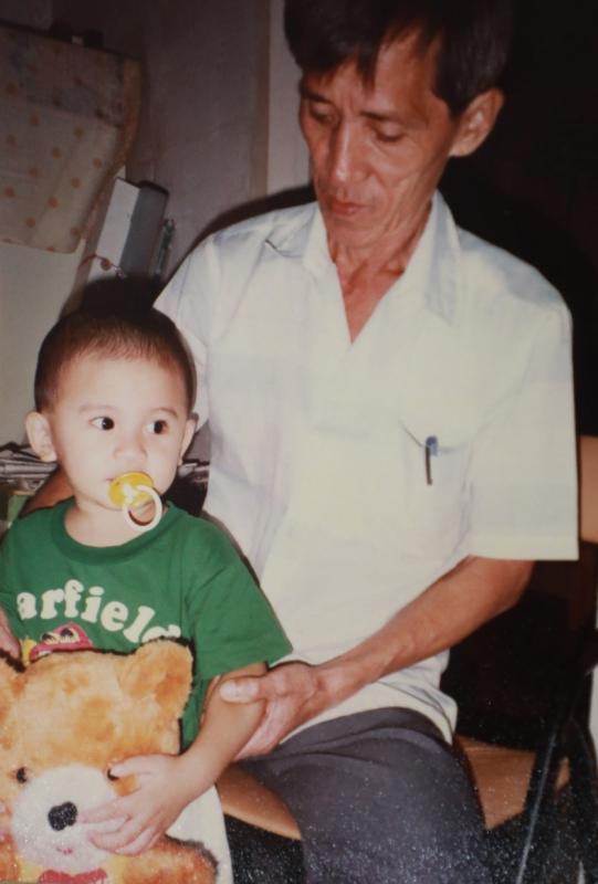 陈俊铭是外公抚养长大的，公孙俩感情深厚。（受访者提供）